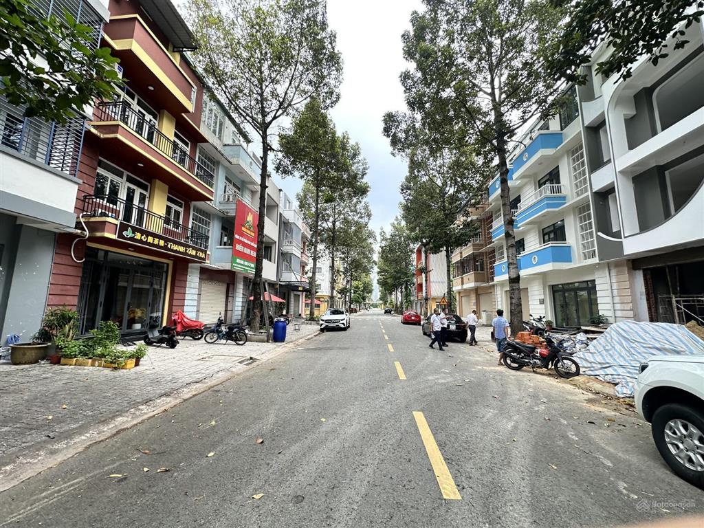 Nhà phố lê quý đôn thành phố mới, 6x18 xây dựng 1 trệt 3 lầu, nhà hoàn thiện, sổ sẵn, gần aeon mall