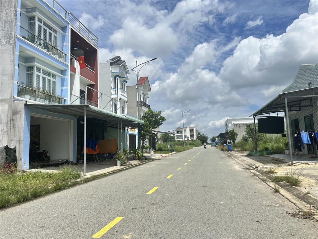 Lô đất cực đẹp kế bên kcn vsip 2. gần đường dân chủ, kinh doanh được ngay. kế góc 3 mặt thoáng