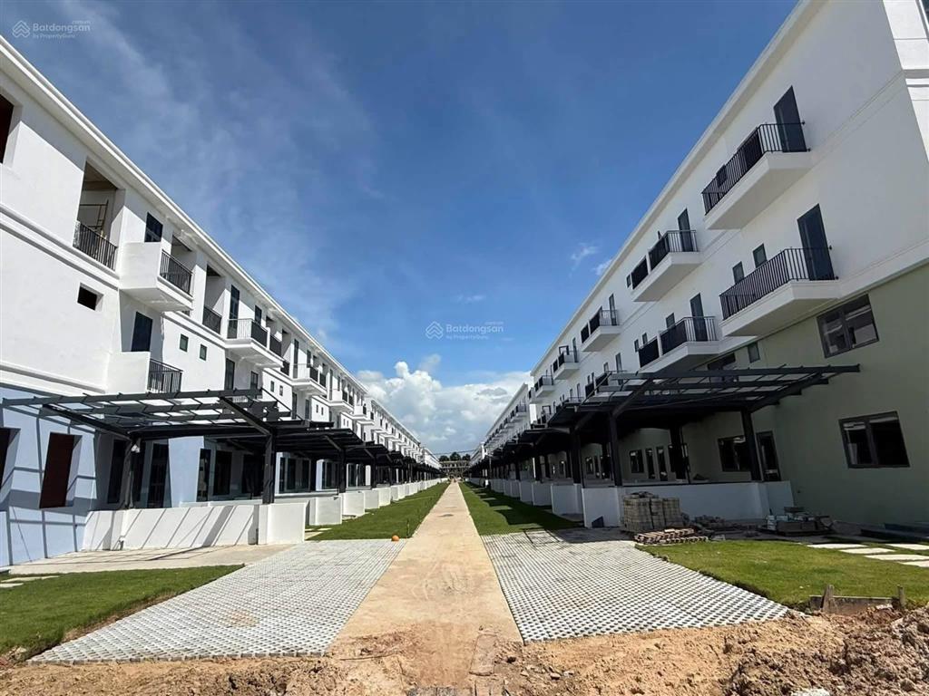 Bán nhà phố thương mại green city dự án mới, đối diện trường quốc tế vietsing, gần siêu thị aeon