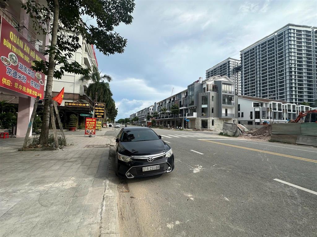Căn góc dự án unicomplex kế bên siêu thị aeon mall thành phố mới, dưới chân tòa chung cư the glory