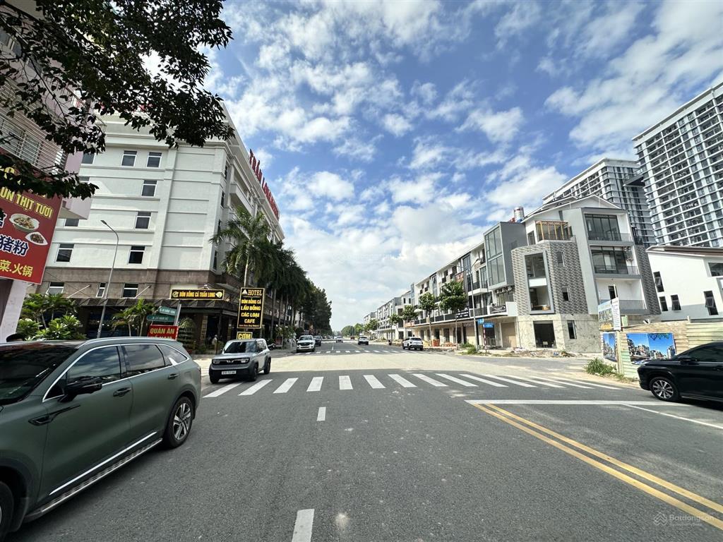 Căn góc dự án unicomplex kế bên siêu thị aeon mall thành phố mới, dưới chân tòa chung cư the glory