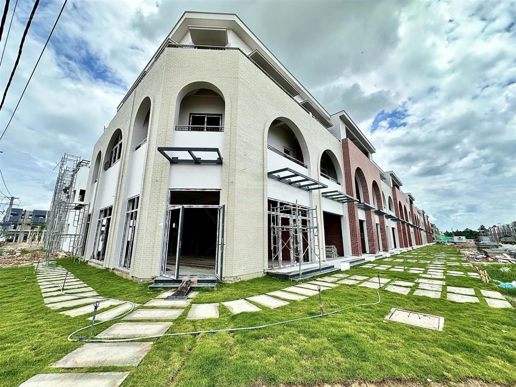 Nhà phố thương mại green city, trung tâm thành phố mới, kế bên siêu thị aeon mall, rạp chiếu phim