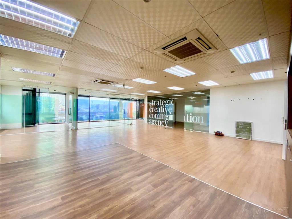 Văn phòng tân cảng  bình thạnh  257m2 trống suốt + vuông vức + free xe máy + time thoải mái