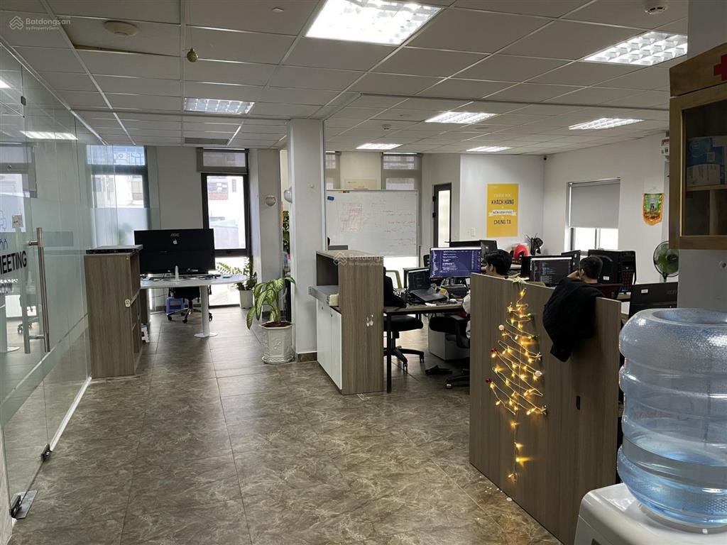 Cho thuê văn phòng full nội thất ngay cv lê thị riêng, quận tân bình, dt 200m2, giá 45tr/tháng.