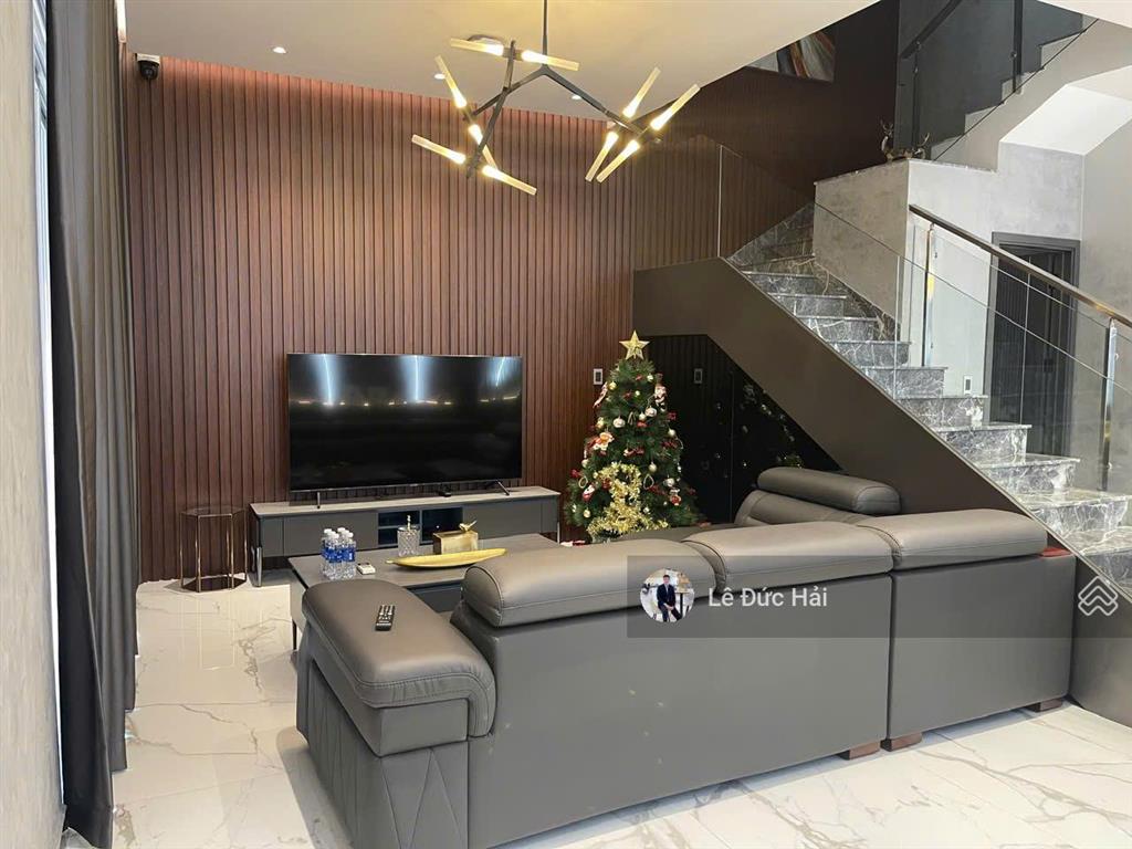 Cho thuê biệt thự mới hiện đại đối diện công viên lớn với 4pn và trang bị nội thất đầy đủ .