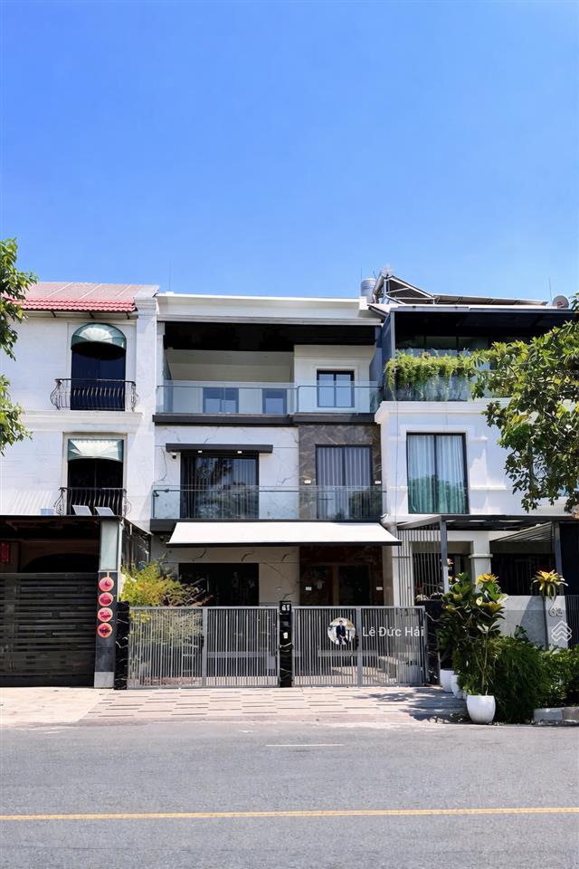 Cho thuê biệt thự mới hiện đại đối diện công viên lớn với 4pn và trang bị nội thất đầy đủ .