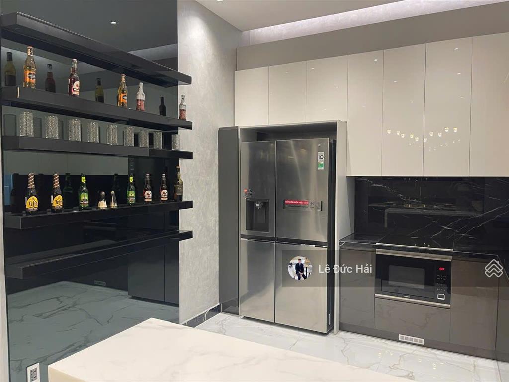 Cho thuê biệt thự mới hiện đại đối diện công viên lớn với 4pn và trang bị nội thất đầy đủ .