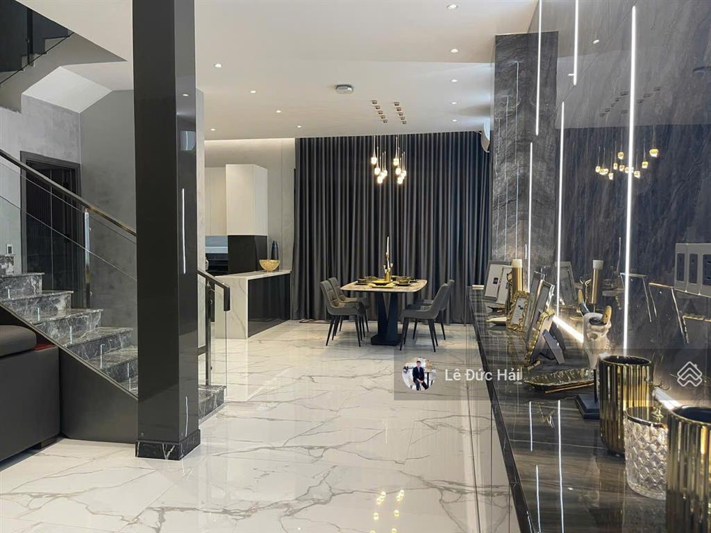Cho thuê biệt thự mới hiện đại đối diện công viên lớn với 4pn và trang bị nội thất đầy đủ .
