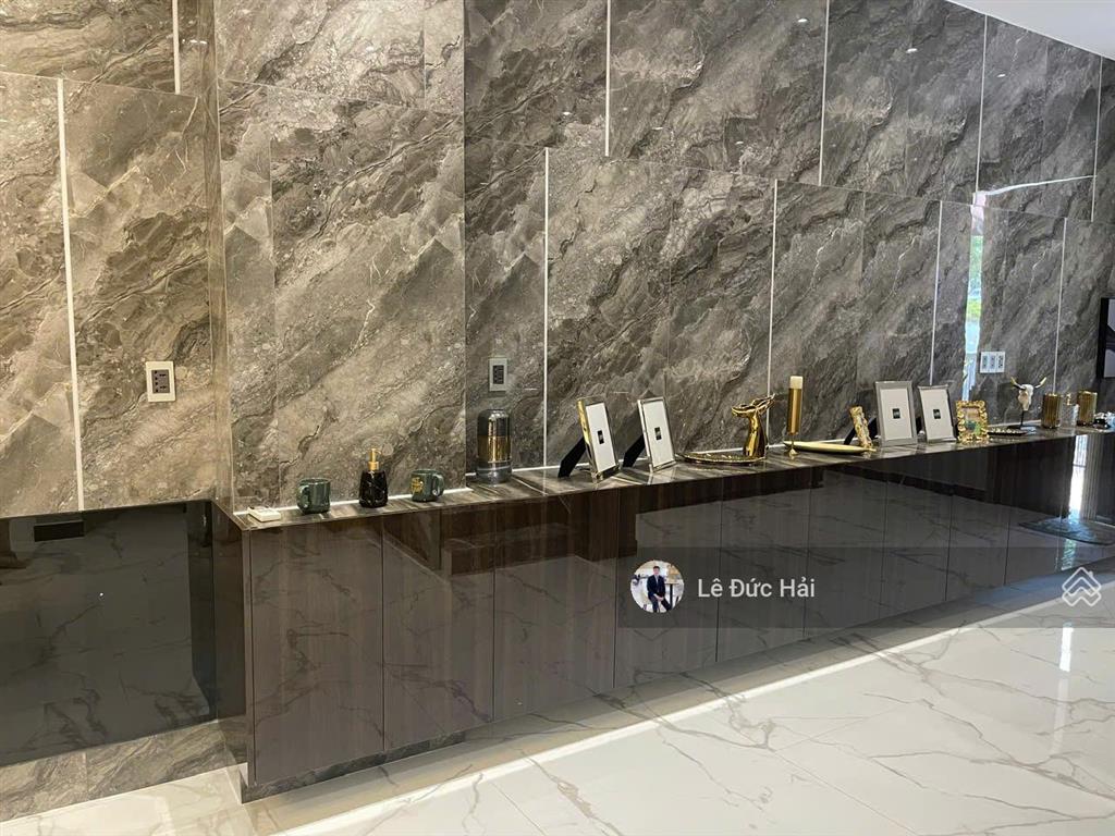 Cho thuê biệt thự mới hiện đại đối diện công viên lớn với 4pn và trang bị nội thất đầy đủ .