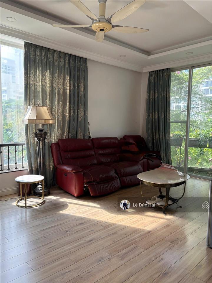 Cho thuê căn góc đơn lập có hồ bơi + thang máy + hầm đầy đủ nội thất ( 5 phòng ngủ ) giá 98 triệu .