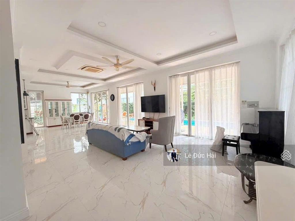 Cho thuê căn góc đơn lập có hồ bơi + thang máy + hầm đầy đủ nội thất ( 5 phòng ngủ ) giá 98 triệu .