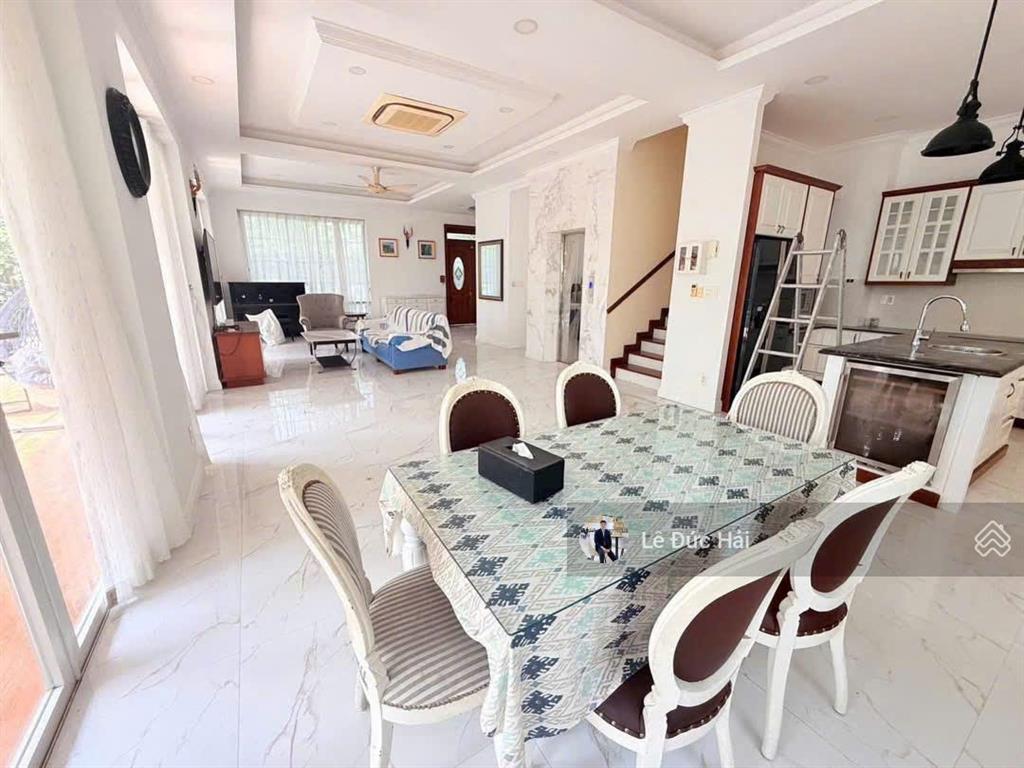 Cho thuê căn góc đơn lập có hồ bơi + thang máy + hầm đầy đủ nội thất ( 5 phòng ngủ ) giá 98 triệu .