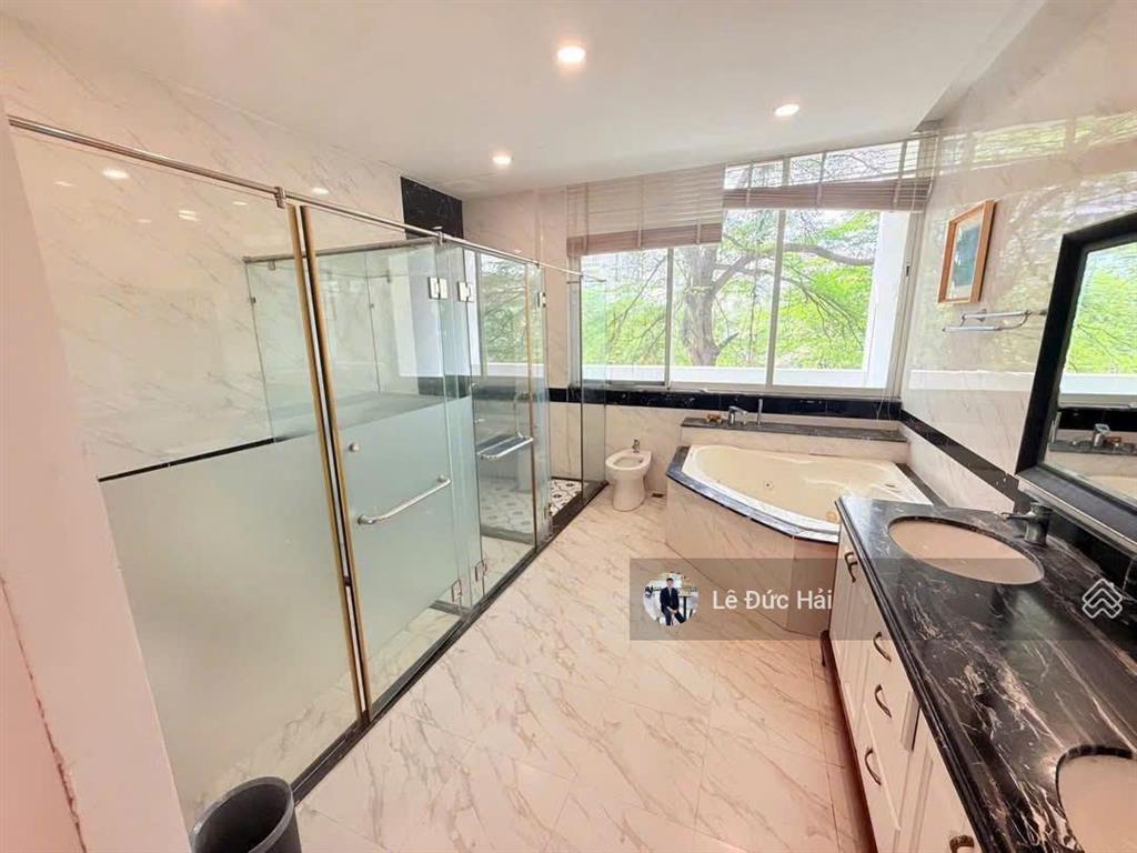 Cho thuê căn góc đơn lập có hồ bơi + thang máy + hầm đầy đủ nội thất ( 5 phòng ngủ ) giá 98 triệu .