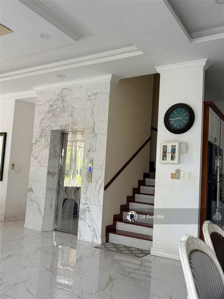 Cho thuê căn góc đơn lập có hồ bơi + thang máy + hầm đầy đủ nội thất ( 5 phòng ngủ ) giá 98 triệu .