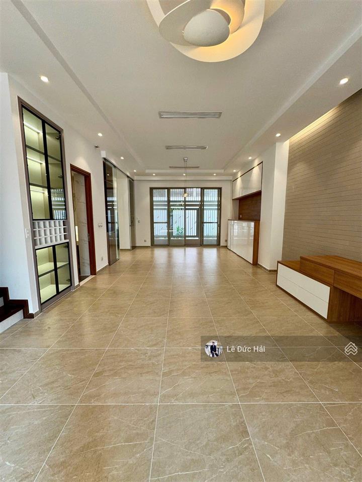 Nhà mới sửa xong cần cho thuê biệt thự 8x18m trung tâm phú mỹ hưng giá 65 triệu/tháng. 0902 244 ***