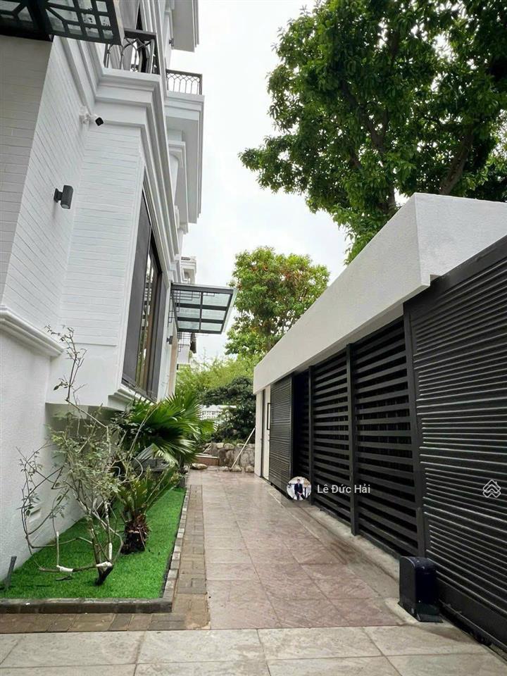 Biệt thự đơn lập nhà đẹp cao cấp 4pn có hồ cá cho thuê, giá chỉ 110 triệu/tháng, vào ở ngay