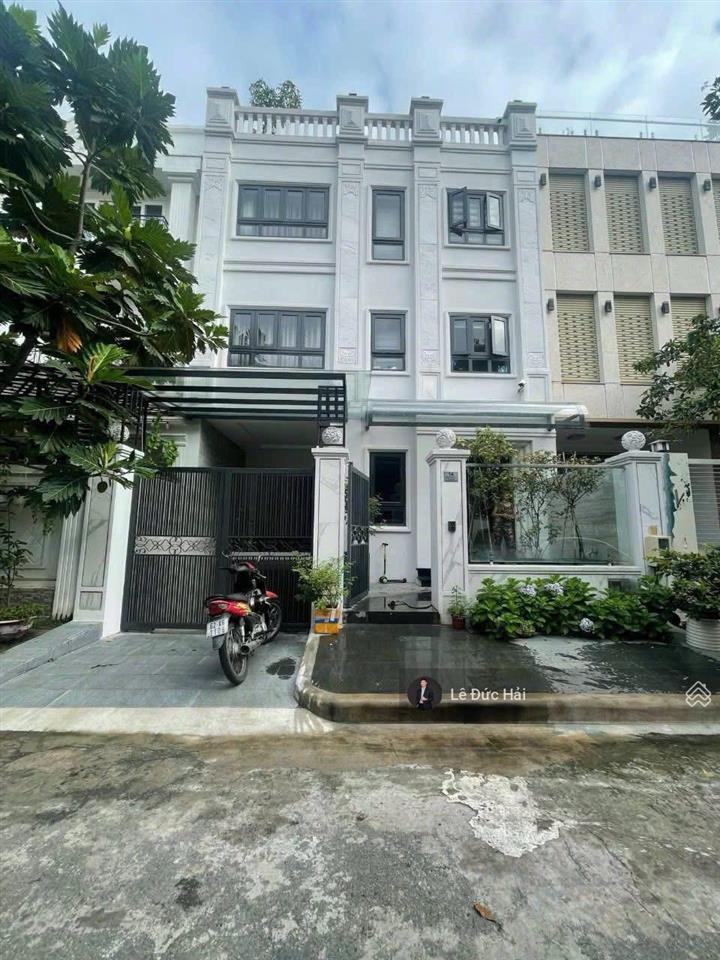 Cho thuê biệt thự rộng có thang máy trung tâm quận 7 trong kđt pmh  giá thuê 77tr/th