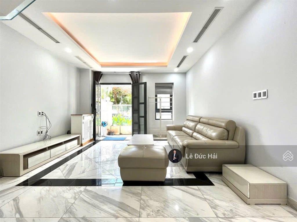 Cho thuê biệt thự rộng có thang máy trung tâm quận 7 trong kđt pmh  giá thuê 77tr/th