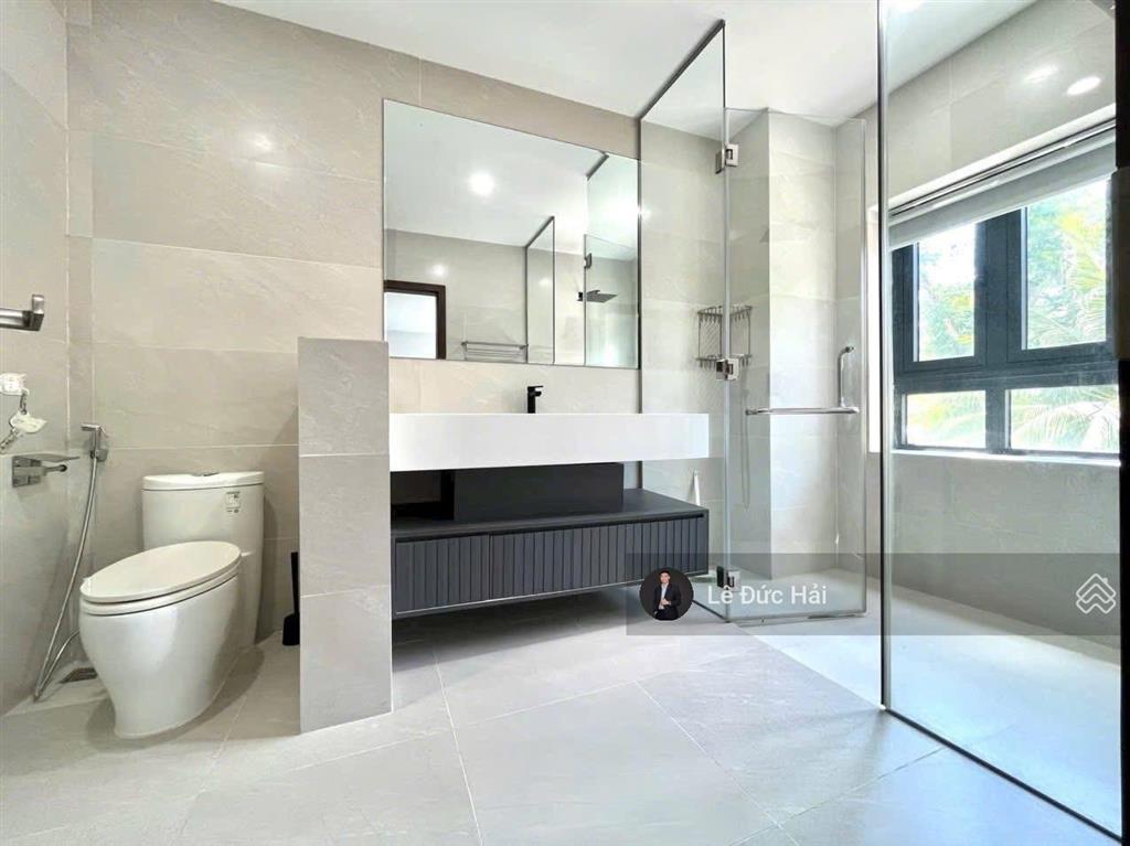Cho thuê biệt thự rộng có thang máy trung tâm quận 7 trong kđt pmh  giá thuê 77tr/th