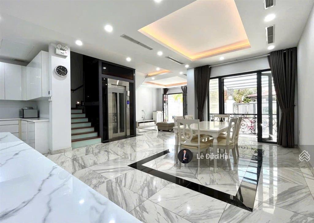Cho thuê biệt thự rộng có thang máy trung tâm quận 7 trong kđt pmh  giá thuê 77tr/th