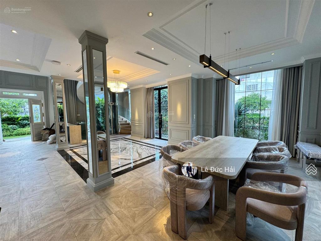 Vip cho thuê biệt thự đơn lập 3 mặt tiền nội thất cao cấp có hầm + thang máy trung tâm phú mỹ hưng