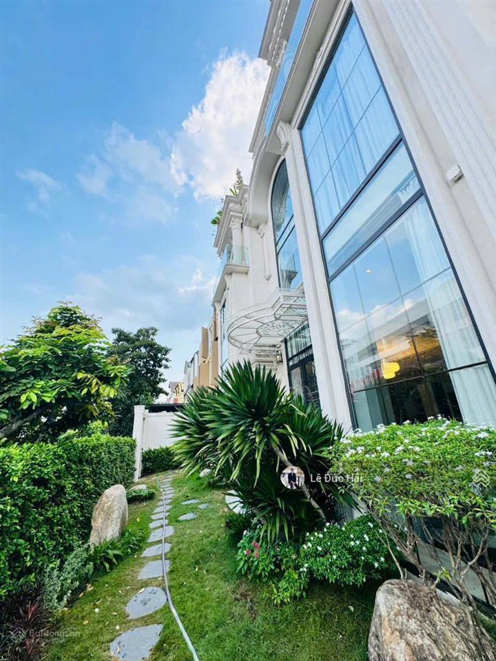 Vip cho thuê biệt thự đơn lập 3 mặt tiền nội thất cao cấp có hầm + thang máy trung tâm phú mỹ hưng