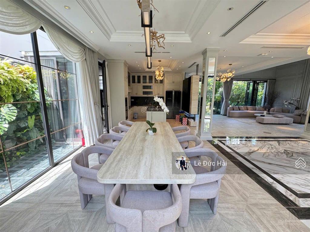 Vip cho thuê biệt thự đơn lập 3 mặt tiền nội thất cao cấp có hầm + thang máy trung tâm phú mỹ hưng