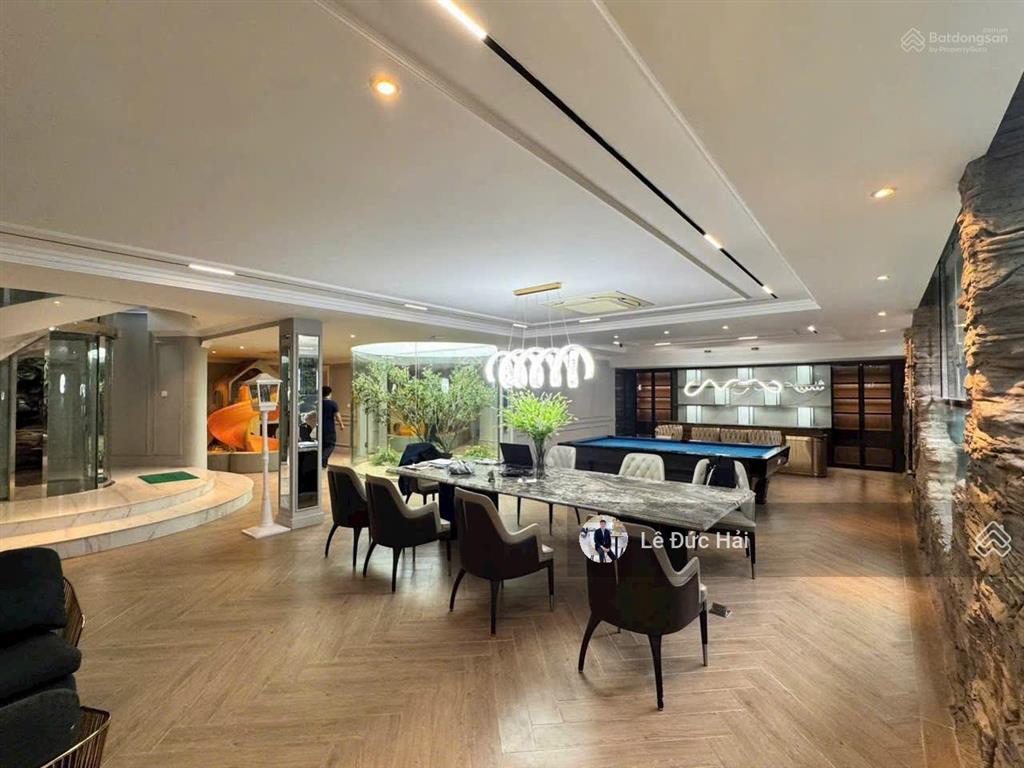 Vip cho thuê biệt thự đơn lập 3 mặt tiền nội thất cao cấp có hầm + thang máy trung tâm phú mỹ hưng