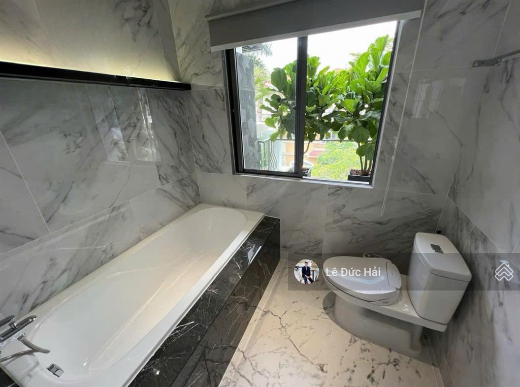 Vip  cho thuê biệt thự góc 2 mặt tiền đối diện công viên, nội thất cao cấp có thang máy
