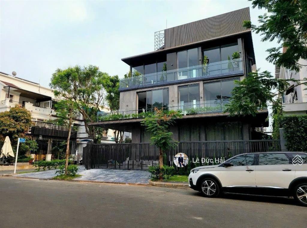Vip  cho thuê biệt thự góc 2 mặt tiền đối diện công viên, nội thất cao cấp có thang máy