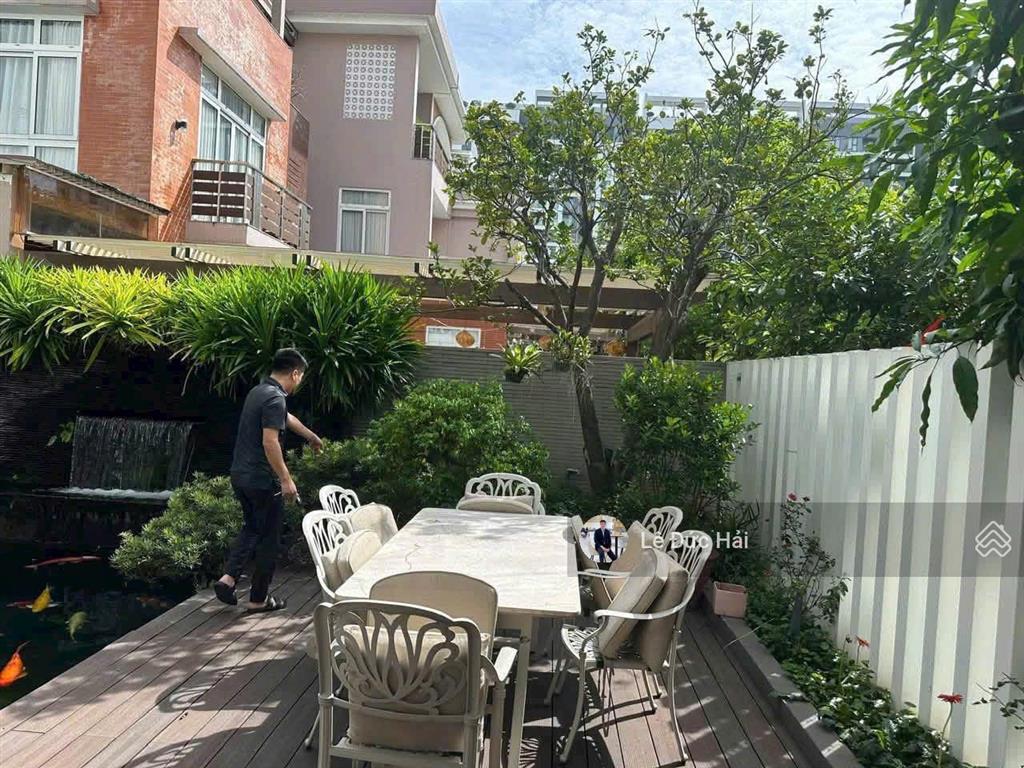Biệt thự đơn lập trung tâm phú mỹ hưng cho thuê  5pn full nội thất nhà rộng rãi có hồ cá