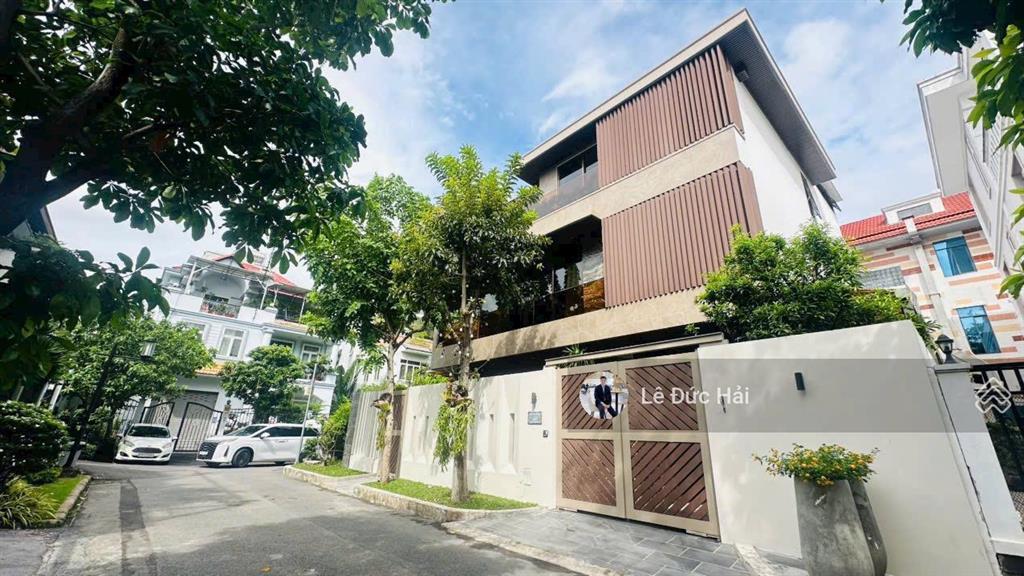Cho thuê căn góc đơn lập diện tích 450m2 sàn, nhà trang bị thang máy hiện đại. giá 125 triệu