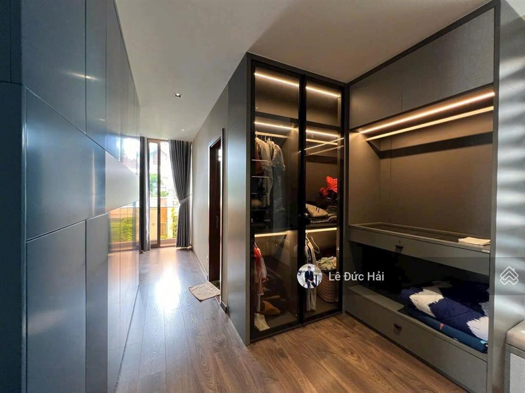 Cho thuê căn góc đơn lập diện tích 450m2 sàn, nhà trang bị thang máy hiện đại. giá 125 triệu