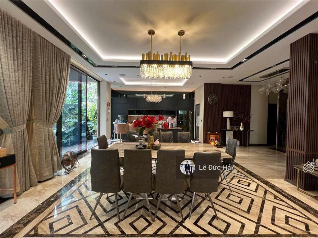 Cho thuê căn góc đơn lập diện tích 450m2 sàn, nhà trang bị thang máy hiện đại. giá 125 triệu