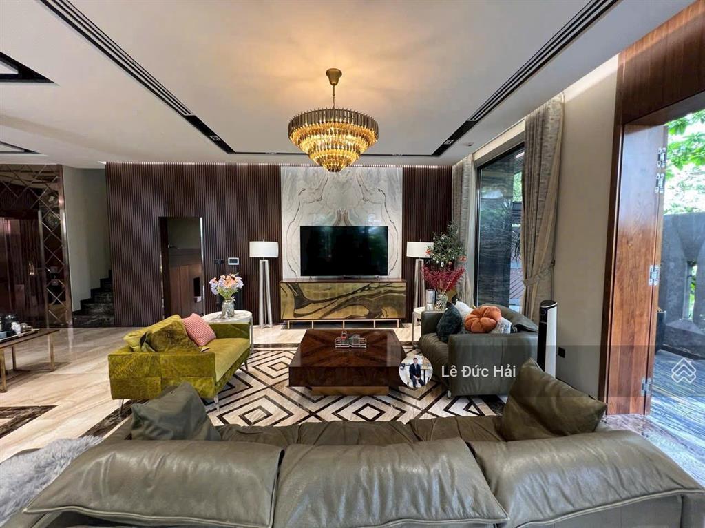 Cho thuê căn góc đơn lập diện tích 450m2 sàn, nhà trang bị thang máy hiện đại. giá 125 triệu