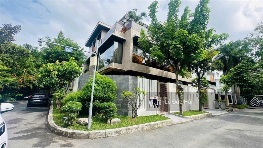 Cho thuê căn góc đơn lập diện tích 450m2 sàn, nhà trang bị thang máy hiện đại. giá 125 triệu