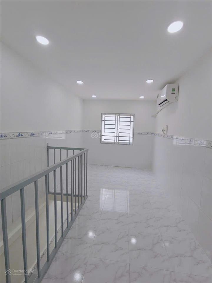 Bán nhà 1 trệt 2 lầu đường lê đại hành đối diện trường học đề thám, quận 11.