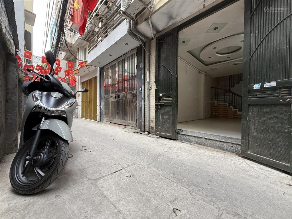 Chính chủ em cần bán nhanh nhà tại phố lê văn lương thông sang ngõ 144 quan nhân
quan nhân 38/43m2