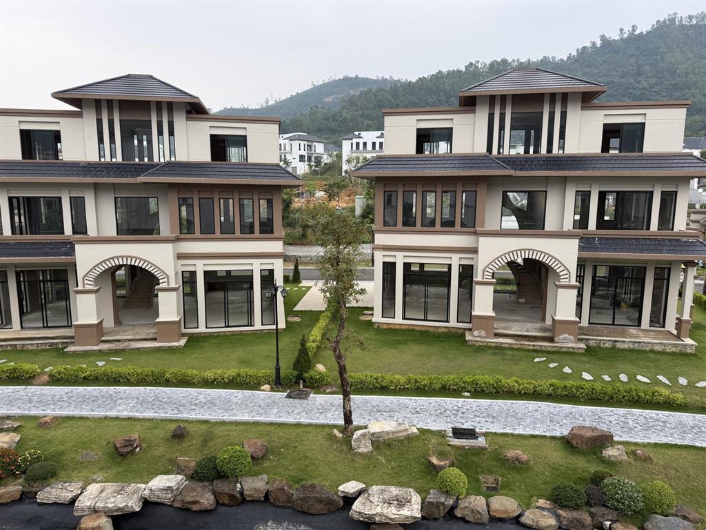Suất ngoại giao biệt thự cực vip biệt thự vừa hoàn thiện xong tại hòa lạc. cam kết giá tốt, rẻ nhất