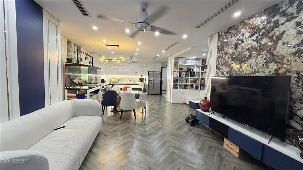 Gia đình có căn hộ cần bán. mẫu căn hiếm s 155m2 ban công vườn treo hpc landmark 105 tố hữu hà đông