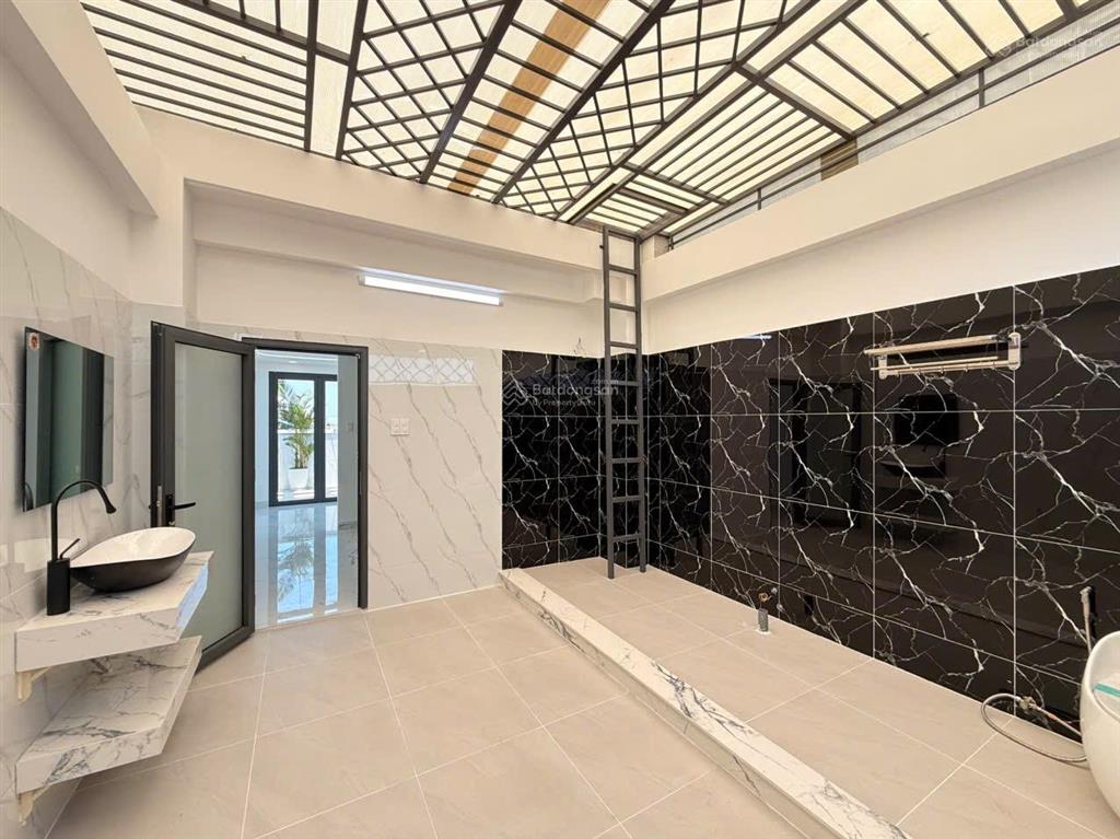 Bán nhà riêng 637/, hà huy giáp, 7,88 tỷ, 72 m2, 4pn, 5wc, 4 tầng  có thang máy