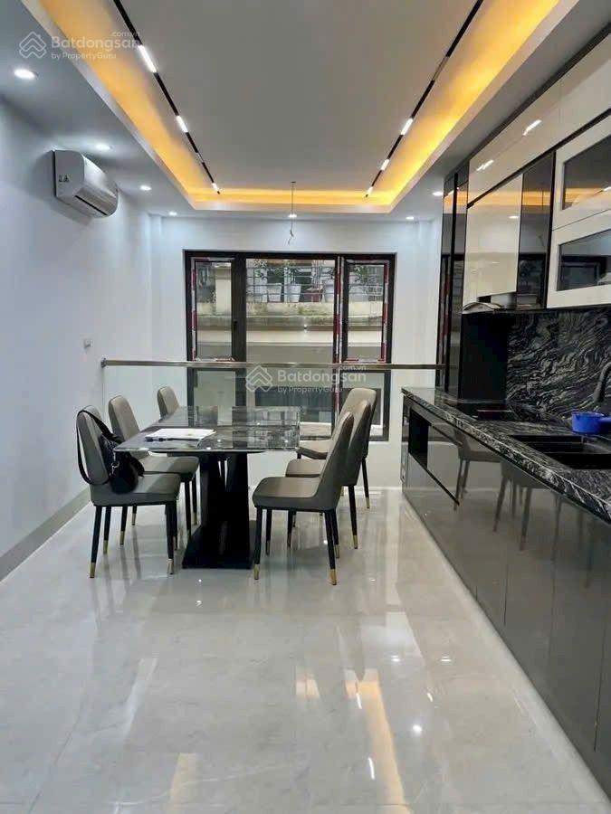 Bán nhà phố ngọc lâm ngay cầu, sang phố 2p, thang máy, ô tô đỗ cửa