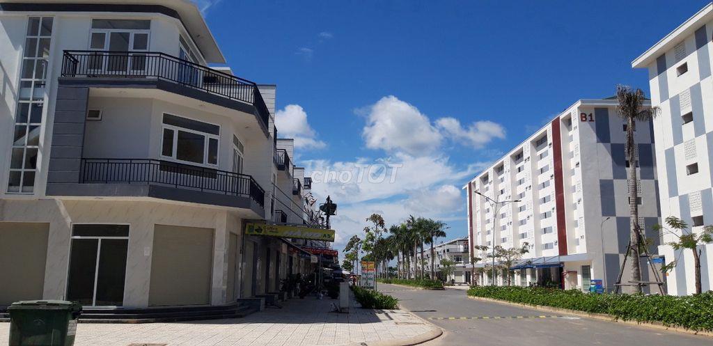 Chính chủ Cần bán nhà phố ba tầng, view đẹp ở Đức Hoà, Long An