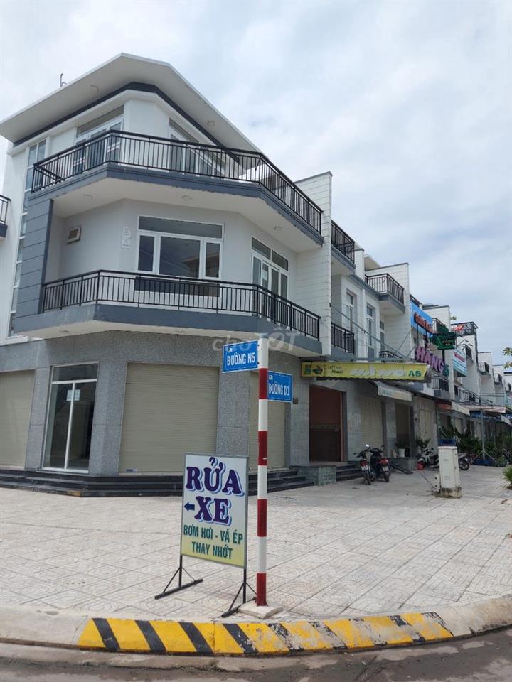 Chính chủ Cần bán nhà phố ba tầng, view đẹp ở Đức Hoà, Long An
