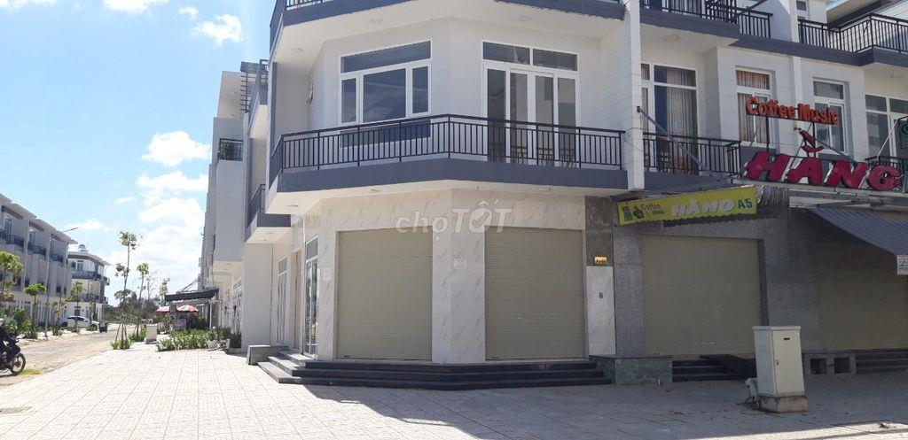 Chính chủ Cần bán nhà phố ba tầng, view đẹp ở Đức Hoà, Long An