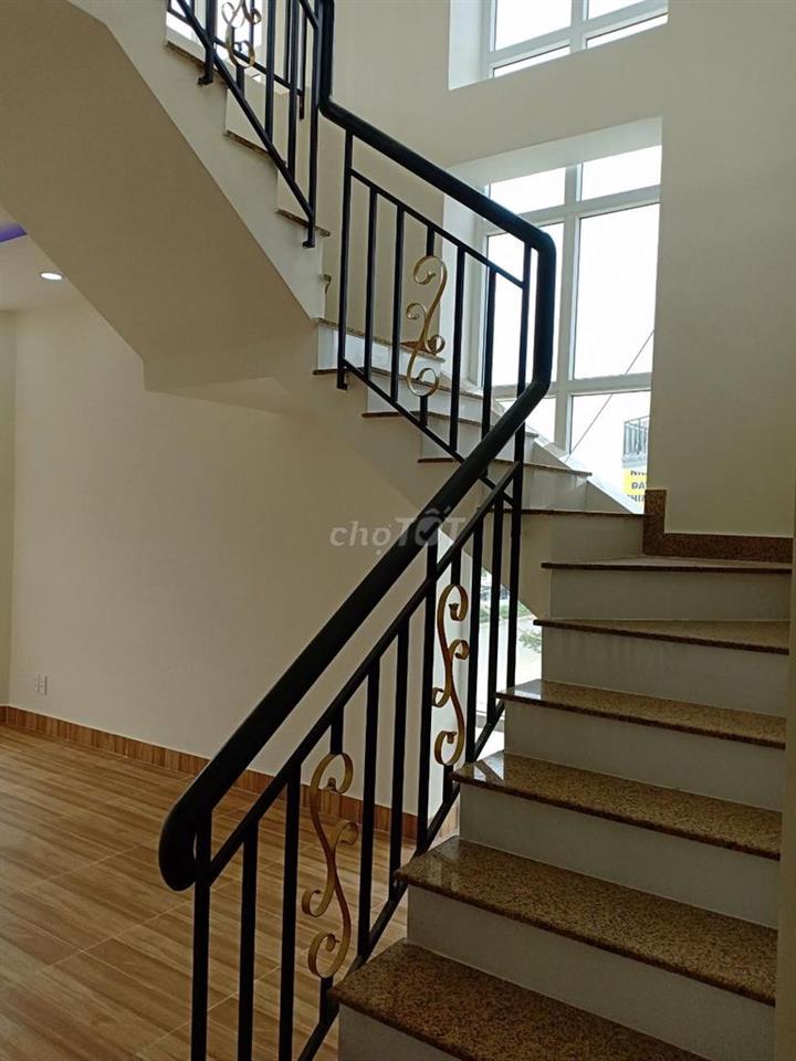 Chính chủ Cần bán nhà phố ba tầng, view đẹp ở Đức Hoà, Long An