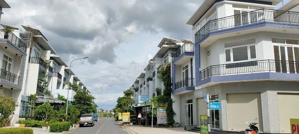 Chính chủ Cần bán nhà phố ba tầng, view đẹp ở Đức Hoà, Long An