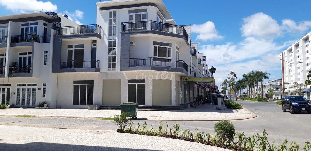Chính chủ Cần bán nhà phố ba tầng, view đẹp ở Đức Hoà, Long An