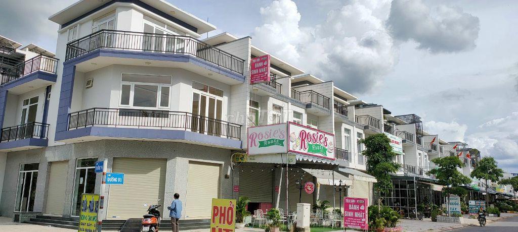 Chính chủ Cần bán nhà phố ba tầng, view đẹp ở Đức Hoà, Long An