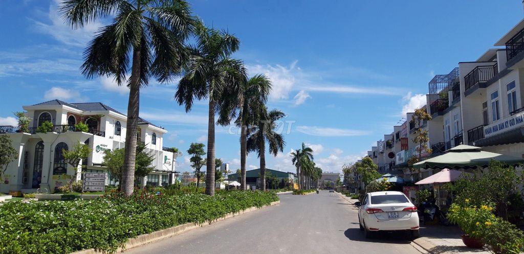 Chính chủ Cần bán nhà phố ba tầng, view đẹp ở Đức Hoà, Long An